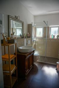 a bathroom with a sink and a toilet and a mirror at Dat Wittsche Hus - Ferienwohnung an der Nordsee in Wilhelmshaven