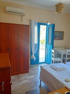Postel nebo postele na pokoji v ubytování Four view house in Kalymnos Κάθε μπαλκόνι έχει άλλη θέα