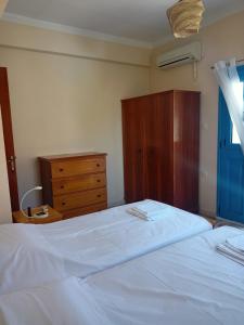 Postel nebo postele na pokoji v ubytování Four view house in Kalymnos Κάθε μπαλκόνι έχει άλλη θέα