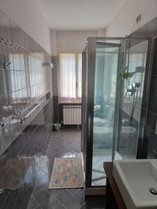 uma casa de banho com um chuveiro e um lavatório. em B&B La taverna di Mulinetti em Recco