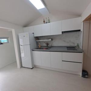 Gallery image of Dongpirang Private Pension #jungangmarket #petfriendly in Tongyeong