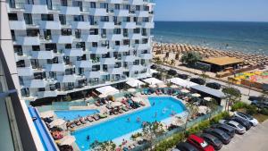 北马马亚-讷沃达里Infinity by Seaside Holding的享有酒店空中景致,设有游泳池和海滩