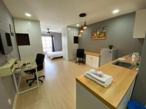 een keuken en een woonkamer met een aanrecht en een bureau bij Pool View at Sweet Home II-Champs Elysees, Kampar in Kampar