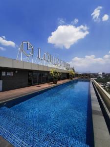 ein Pool auf dem Dach eines Gebäudes in der Unterkunft Warhol Residence at Louis Kienne Semarang Simpang Lima in Semarang