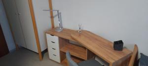 a wooden desk with a lamp on top of it at Apartment Goslar in Wolfenbüttel