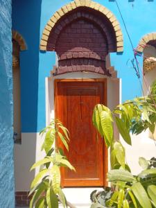 una puerta de madera frente a un edificio en Golden Palace Garden, en Luxor