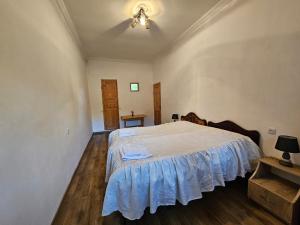 Rúm í herbergi á Guest House Aleksandre