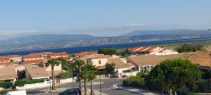 Un pueblo con casas y un estacionamiento con un lago. en CHARMANT DUPLEX 3ÈME ÉTAGE AVEC VUE IMPRENABLE, en Le Barcarès