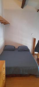 Un dormitorio con una cama azul y una cómoda de madera. en CHARMANT DUPLEX 3ÈME ÉTAGE AVEC VUE IMPRENABLE, en Le Barcarès