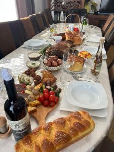 een tafel vol eten en een fles wijn bij Casa Veche Breb in Breb