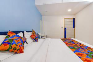 Postel nebo postele na pokoji v ubytování Via Solitaire, Surat