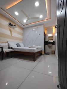 een slaapkamer met een bed in een kamer bij PGR Thirunallar in Kāraikāl