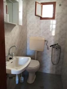 ein Bad mit einem WC und einem Waschbecken in der Unterkunft Lito Rooms in Chania