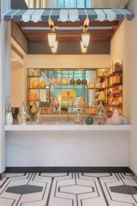 una vitrina de una tienda con jarrones en ITC Narmada, a Luxury Collection Hotel, Ahmedabad en Ahmedabad