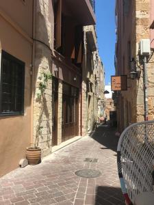 un callejón en un casco antiguo con raqueta de tenis en Lito Rooms en La Canea