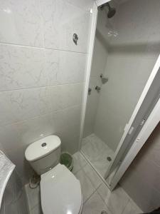 a white bathroom with a toilet and a shower at Apartamento cómodo con excelente ubicación in Bucaramanga