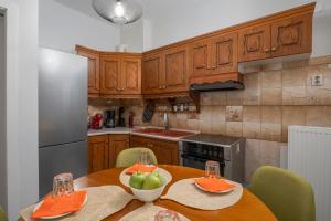 una cucina con tavolo e ciotola di mele di Estia Thessaloniki Apartment, cozy, spacious, sunny, 2 rooms-5 beds a Salonicco