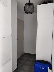 een hal met een blauwe koffer in een kamer bij Charmant appartement avec magnifique vue in Monnetier-Mornex