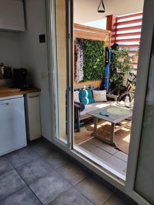 cocina con puerta corredera de cristal que da a un patio en Charmant appartement avec magnifique vue, en Monnetier-Mornex