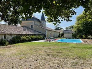 Semillac的住宿－Domaine du Grand Ormeau，庭院中带游泳池的房子