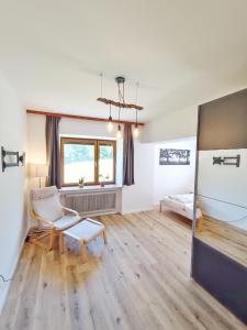 sala de estar con silla y mesa en Appartments am Waldbad - Unterm Nussbaum, 