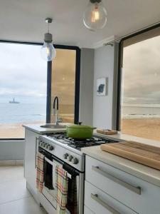 Una cocina o zona de cocina en Beachfront Villa
