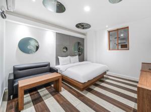 Postel nebo postele na pokoji v ubytování OU Hotel