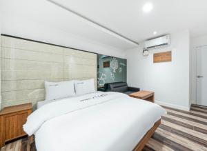 Postel nebo postele na pokoji v ubytování OU Hotel