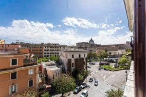 vista su una città con auto parcheggiate su una strada di Flat 285 La Suite a Roma