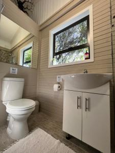 Koupelna v ubytování Moonriver Cottage, Prime Lagoon Views & Solar Power + 42 fotografií