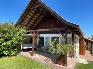 Casa con techo de madera y patio en Cziróka Vendégház, en Tolcsva