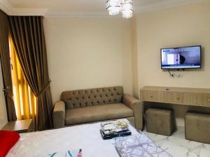 salon z kanapą i telewizorem z płaskim ekranem w obiekcie Porto Said Tourist Resort num557 w mieście `Ezbet Shalabi el-Rûdi