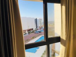okno z widokiem na basen z pokoju hotelowego w obiekcie Porto Said Tourist Resort num557 w mieście `Ezbet Shalabi el-Rûdi
