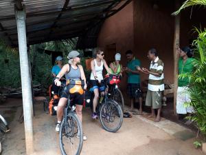 卡塔拉伽馬的住宿－Yala Big Game Drive with Heina Eco Team (3 Day 2 Night)，一群人骑着自行车走出房子