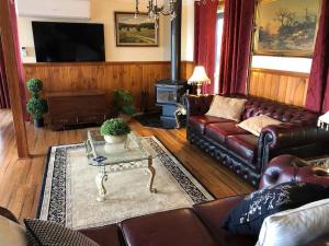 sala de estar con sofá de cuero y mesa en Mount Baker Retreat - Entire Home, en Mount View