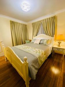 1 dormitorio con cama amarilla y lámpara de araña en Mount Baker Retreat - Entire Home, en Mount View