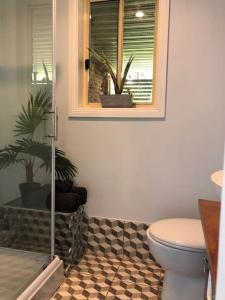baño con aseo y ventana en Mount Baker Retreat - Entire Home, en Mount View