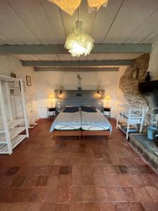 sypialnia z dużym łóżkiem w pokoju w obiekcie Gîte de la Doit, en pleine campagne, pour 14 pers w mieście Saint-Marcelin-de-Cray
