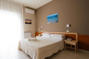 Postel nebo postele na pokoji v ubytování Hotel Holiday + 31 fotografií