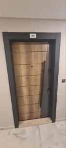 スコピエにあるCevahir Luxury Apartmentsの部屋の木製の扉