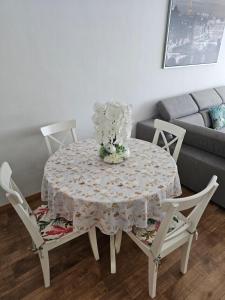 einen Esstisch mit Blumenarrangement darauf in der Unterkunft Belle maison ! in Brüssel