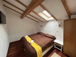 Habitación pequeña con cama y ventana en La playa, en Oriñón