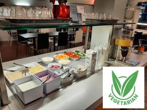 un buffet di cibo su un bancone in un ristorante di Hotel Marta a Zurigo
