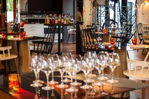 - un groupe de verres à vin sur une table dans un restaurant dans l'établissement Logis Auberge De La Foret, à Le Gâvre