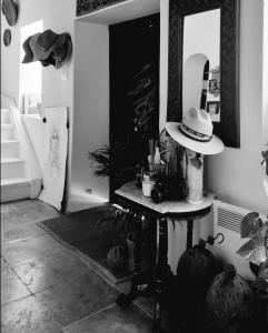 una habitación con una mesa con un sombrero en Casa BOHO, en Alaminos