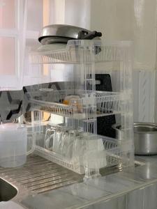 una lavastoviglie aperta con piatti all'interno di Oak Nest 306 a Kericho