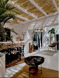 a living room with a table and a piano at Casa BOHO in Alaminos