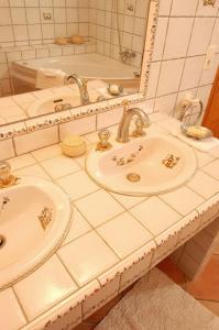 ein Badezimmer mit 2 Waschbecken und einem Spiegel in der Unterkunft Belle villa provençale dans un parc paysagé avec piscine et sauna in Grans