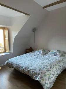 Postel nebo postele na pokoji v ubytování Maison Cantal à Marchastel 15400 + 24 fotografií