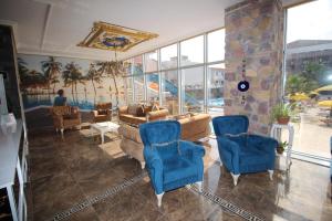 マルマラにあるOzkaptan Aqua Otelのリビングルーム(ソファ、椅子付)、プールが備わります。